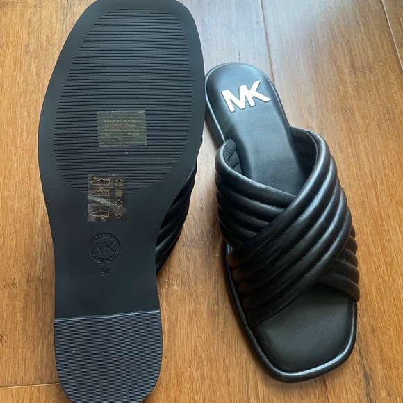 MK black sandal. - Picture 3 of 5